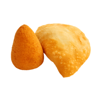 Una coxinha (crocchetta di pollo) dorata e un pastel (pasta salata) uno accanto all'altro.