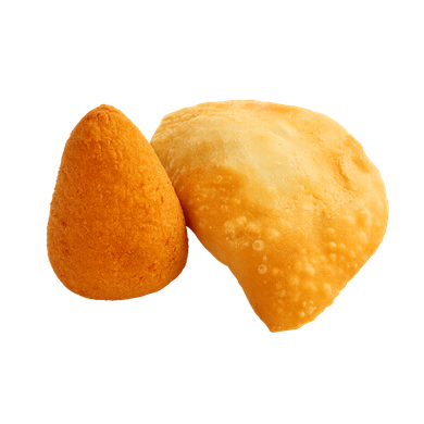 Una coxinha (crocchetta di pollo) dorata e un pastel (pasta salata) uno accanto all'altro.