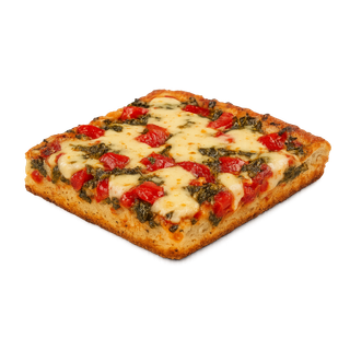 Trancio di pizza quadrato con pomodori, formaggio e pesto.