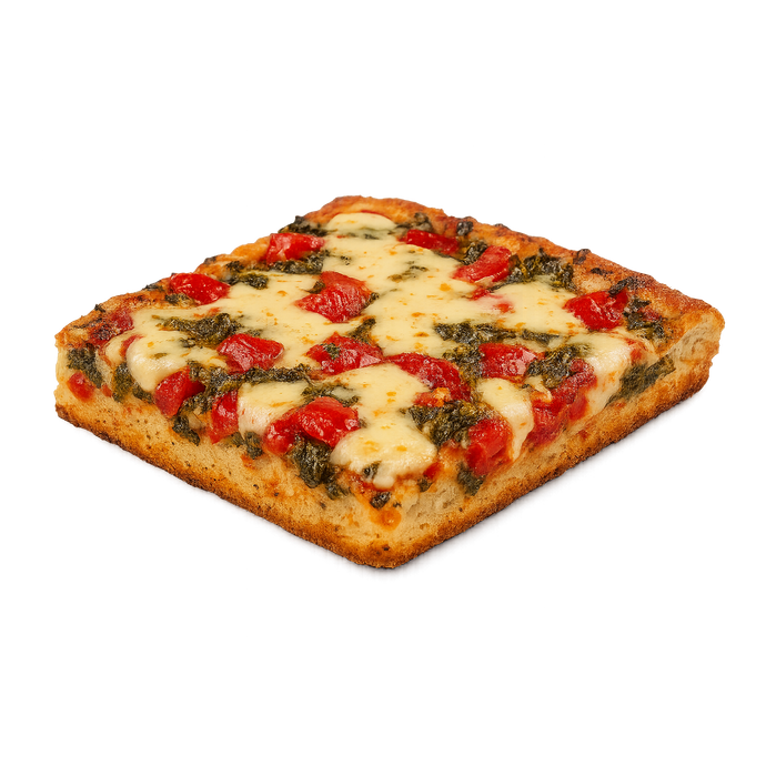 Trancio di pizza quadrato con pomodori, formaggio e pesto.