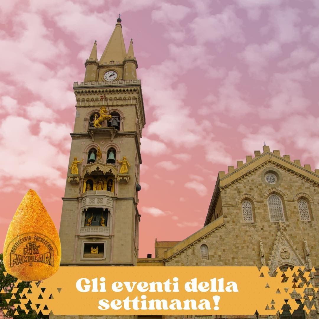 Torre dell'orologio e cattedrale con pubblicità di eventi settimanali, testo in italiano.