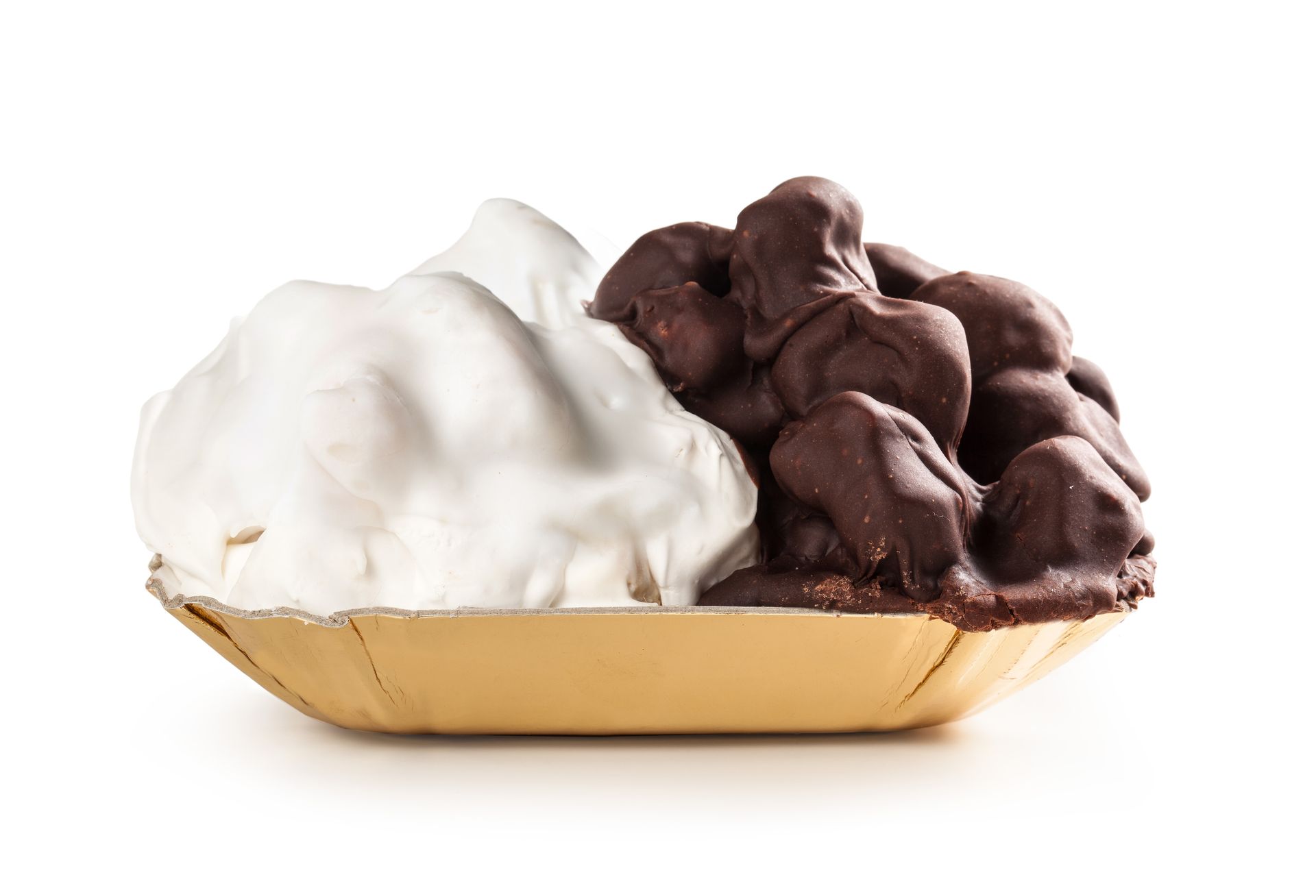 Metà di meringa bianca e metà di biscotti ricoperti di cioccolato, in un piatto di carta dorato.