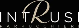 Logo nero con la scritta “INTRUS” e, più in piccolo, “PARRUCCHIERI” sotto, su sfondo scuro.