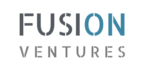 Logotipo da FUSION VENTURES em texto cinza e azul sobre fundo branco.
