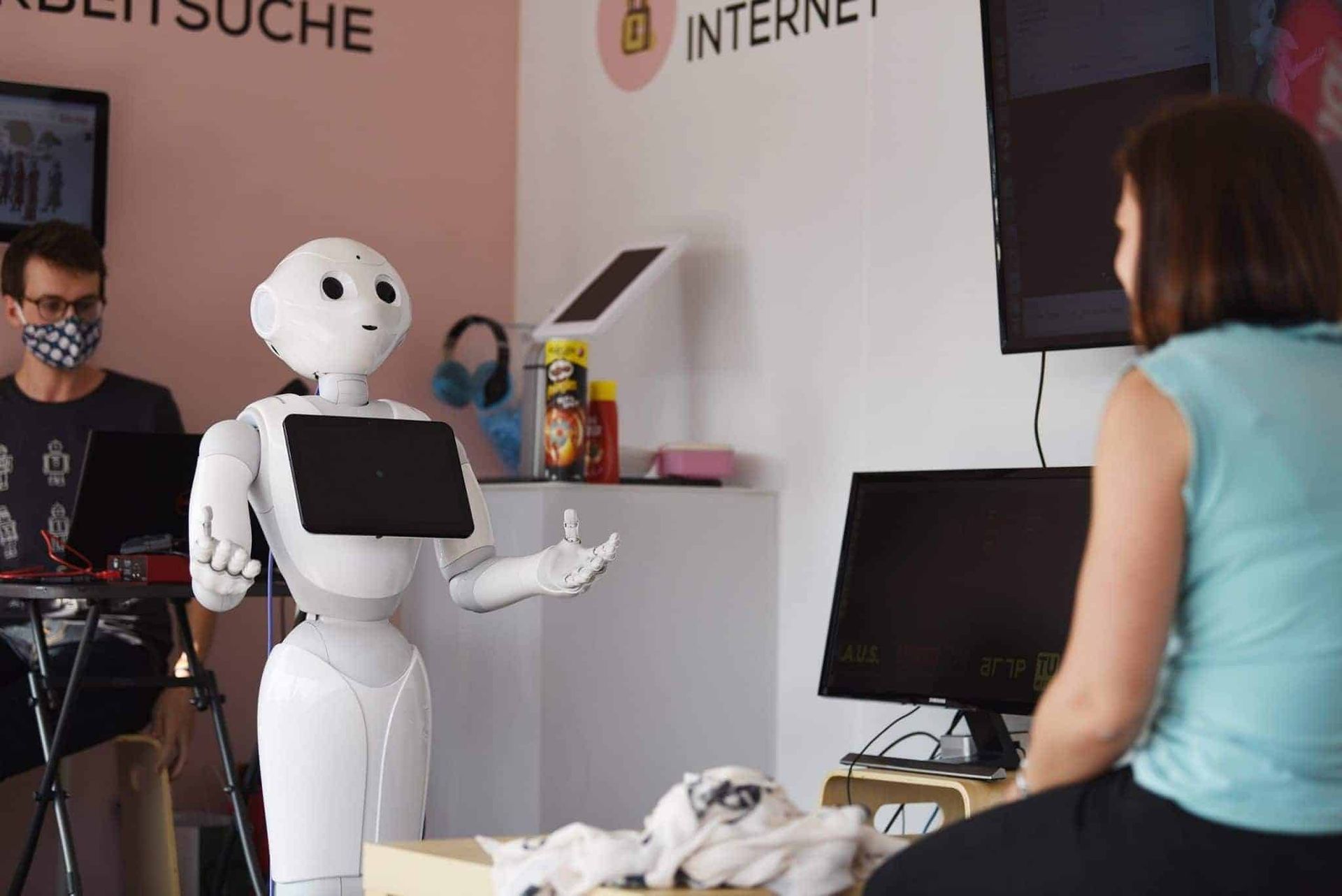 humanoider Roboter Pepper bei der arbeit plus #digitour