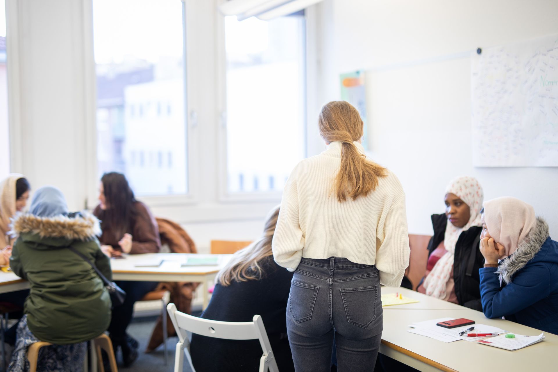 Kursraum mit migrantischen Frauen und Trainerin