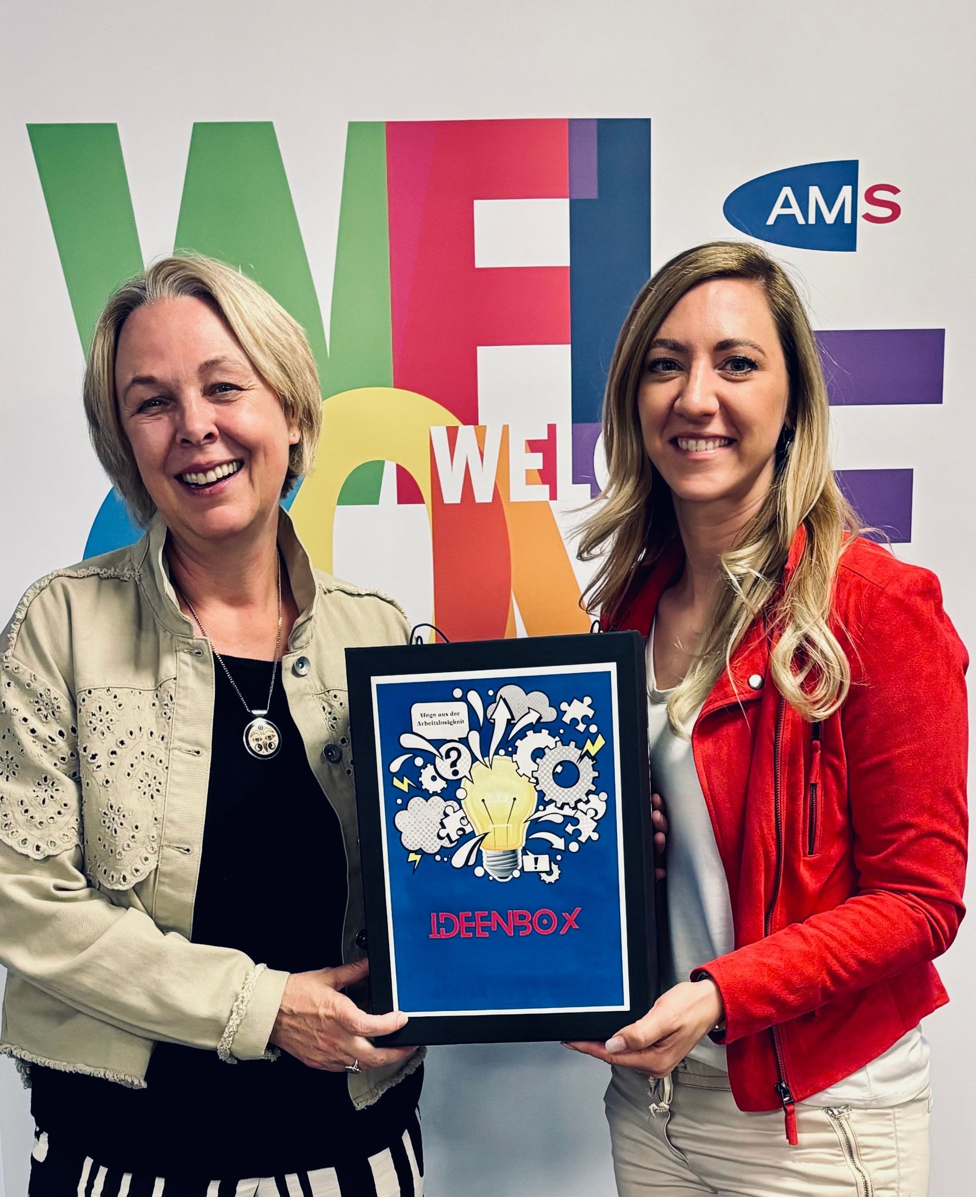 Sabine Platzer-Werlberger, Landesgeschäftsführerin des AMS Tirol, und Melanie Spangler, Geschäftsführerin von arbeit plus Tirol - ein Schulterschluss für kooperative und ressortübergreifende Ansätze sowie nachhaltige Lösungen für den Tiroler Arbeitsmarkt.
