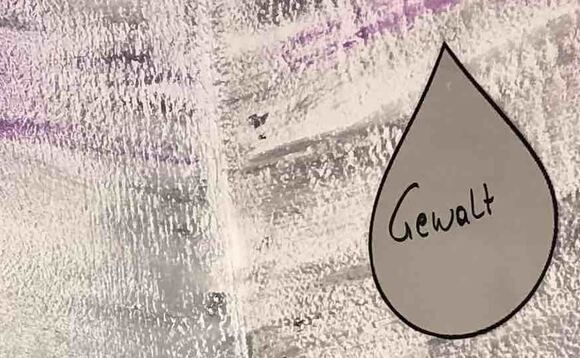 Wandbild mit einem grauen Wassertropfen, auf dem das Wort 