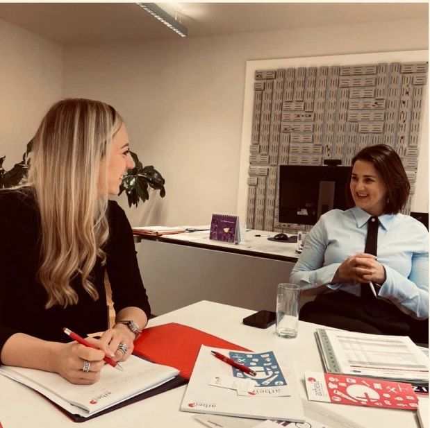 v.l.n.r: Melanie Spangler von arbeit plus Tirol im Gespräch mit Landesrätin Astrid Mair, sitzend an einem Besprechungstisch