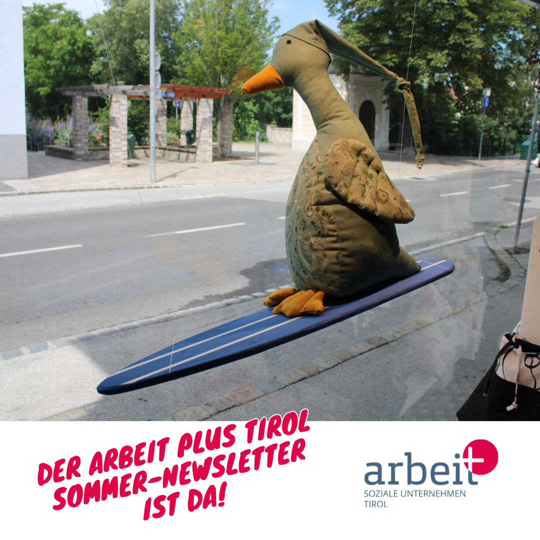 Eine Stoffente auf einem Surfboard, gefertigt von Nesib Frauen und das arbeit plus Tirol Logo, Verweis auf den aktuellen Newsletter, Foto c Nesib
