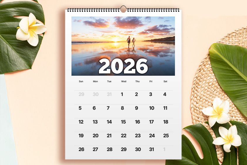 Un calendrier avec des fleurs sur une table en bois