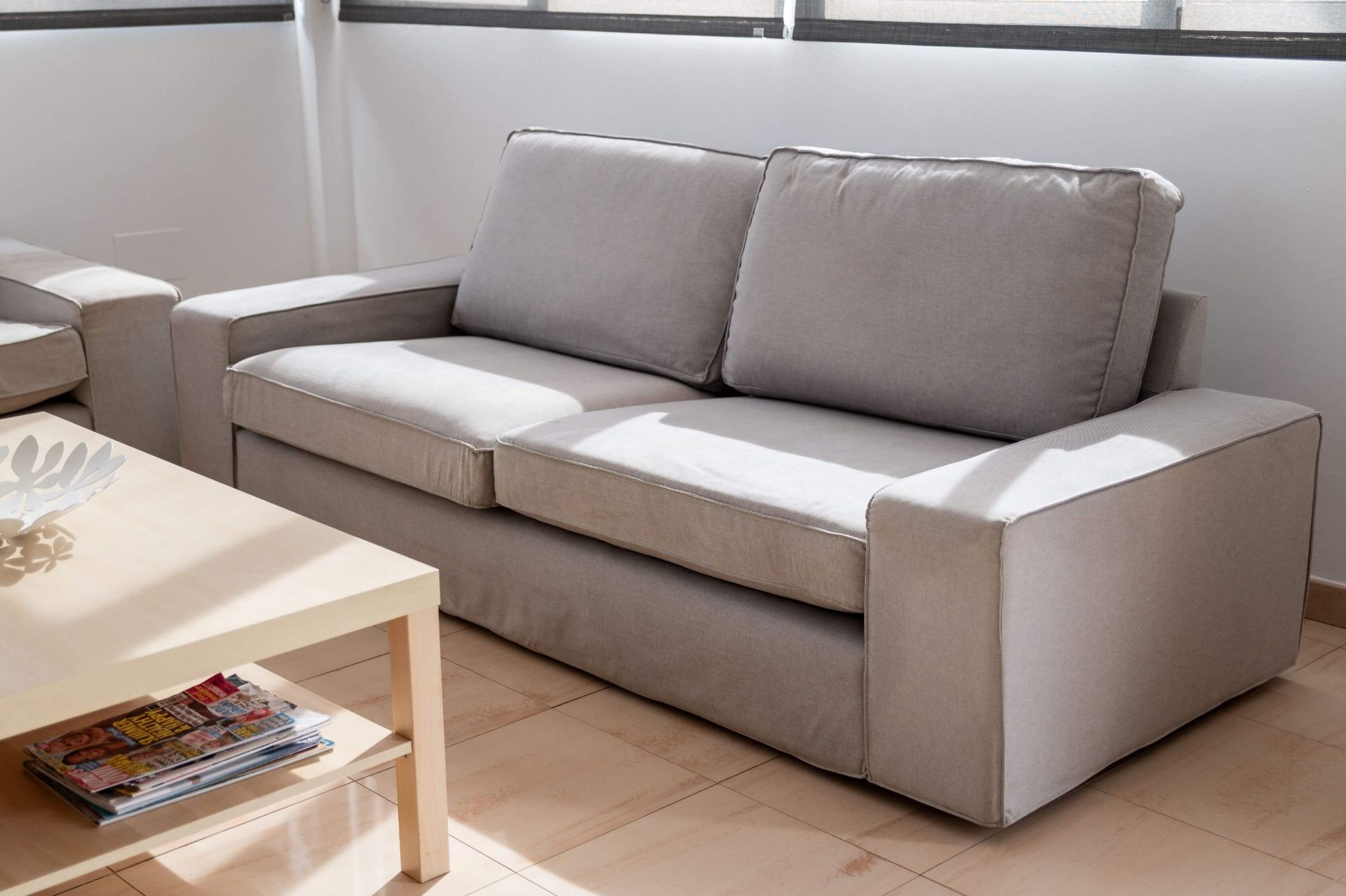 Una sala de estar con un sofá y una mesa de café.