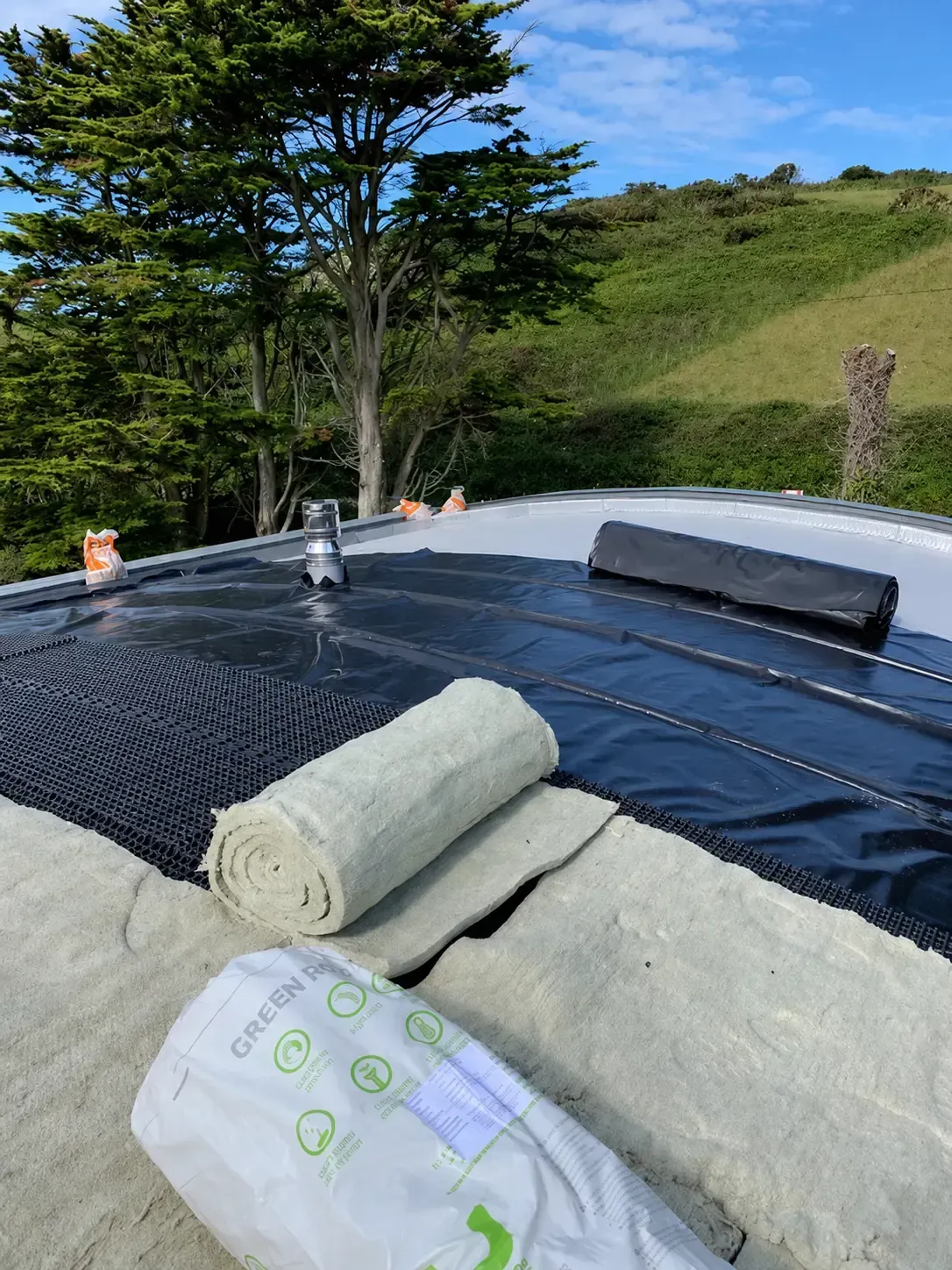Flat roof insulation and membrane materials during installation