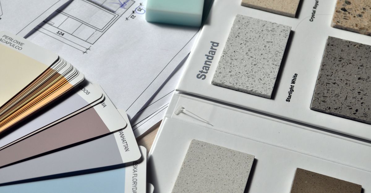 Muestras de color y de materiales dispuestas en un panel de inspiración de diseño con tonos neutros.