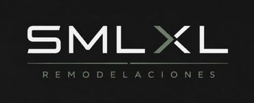 Logotipo de SML XL Remodelaciones en blanco y gris sobre fondo oscuro