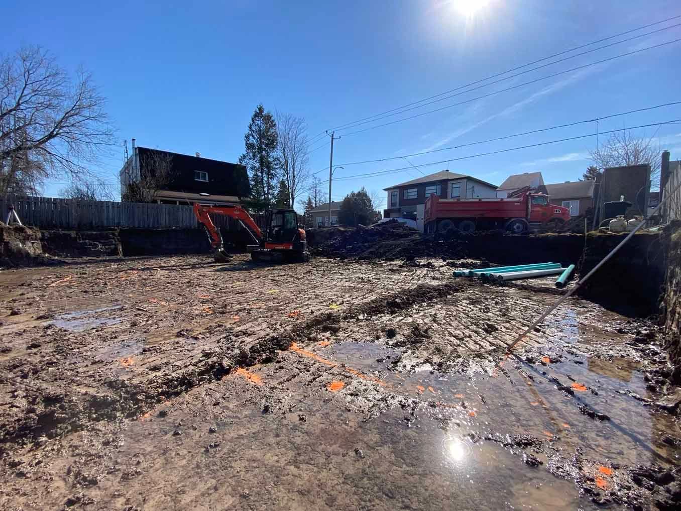 Un chantier avec beaucoup de terre et un tracteur.