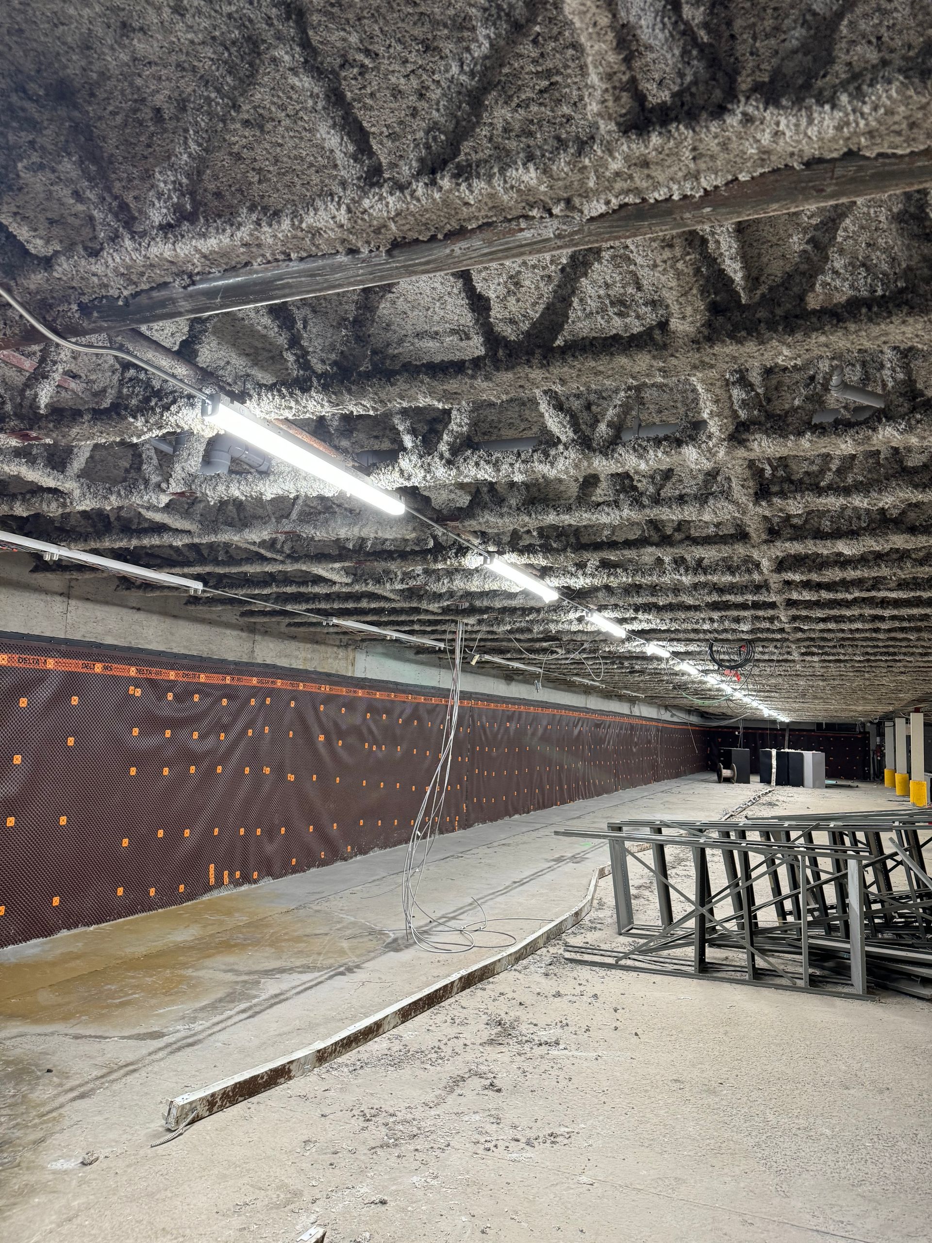 Le plafond d'un bâtiment avec beaucoup de lumières dessus.