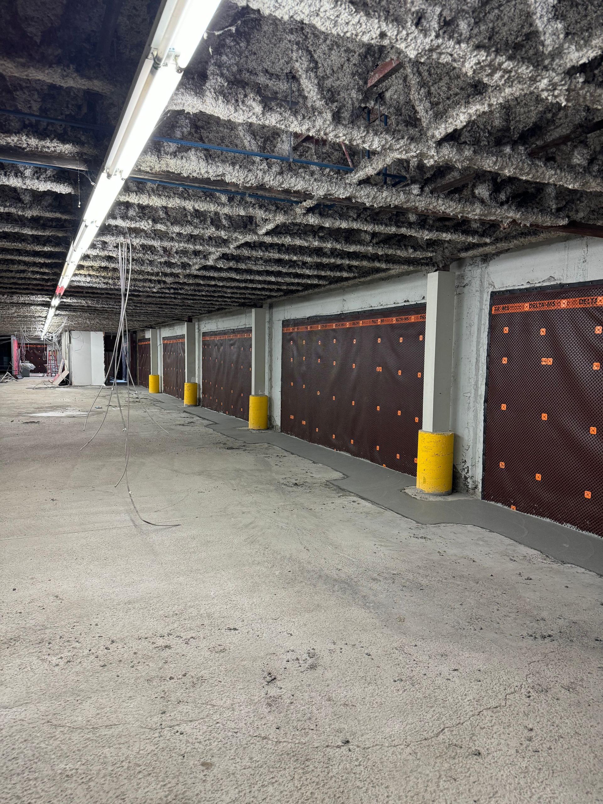 Une rangée de portes de garage est alignée dans un parking.