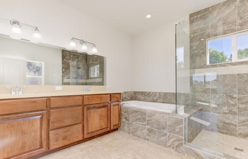 12543 Mirar de Valle Valley Center bathroom