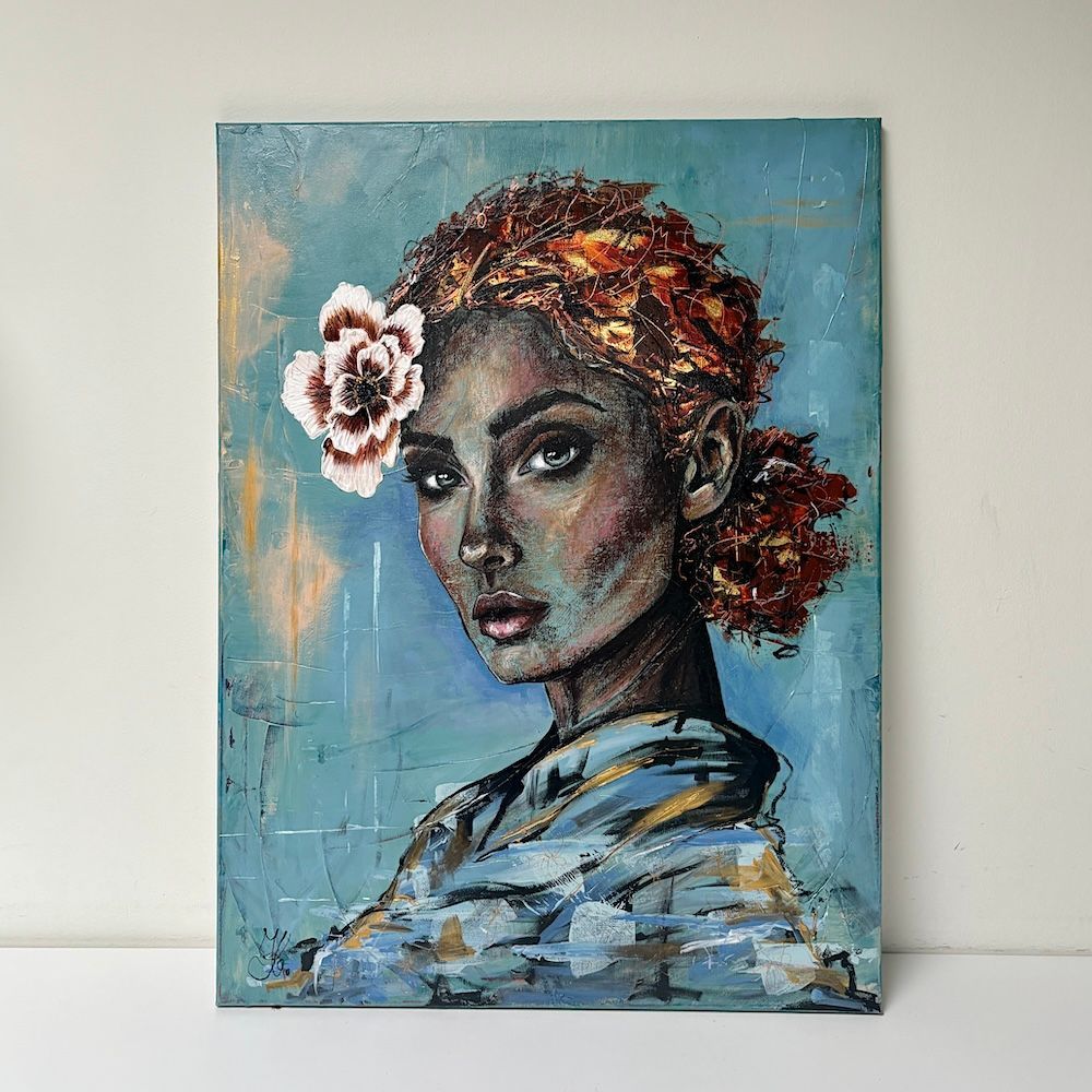 Abstract portret van een vrouw met een witte bloem in haar haar op een blauwe achtergrond.