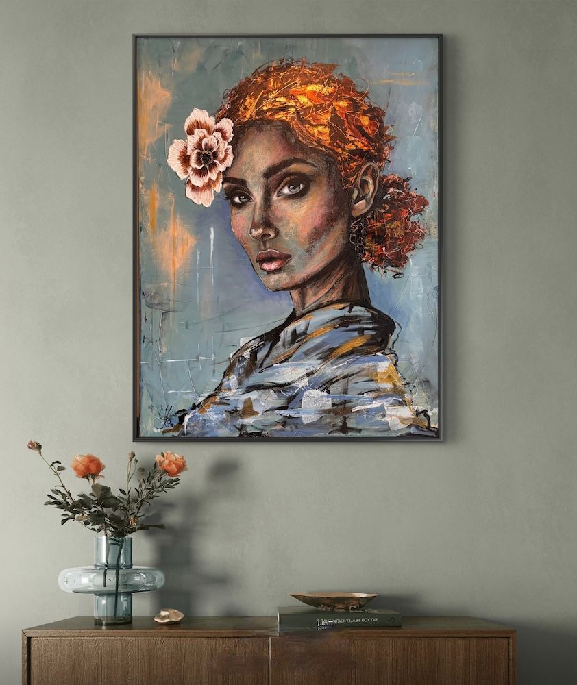 Abstract portret van een vrouw met een witte bloem in haar haar op een blauwe achtergrond.