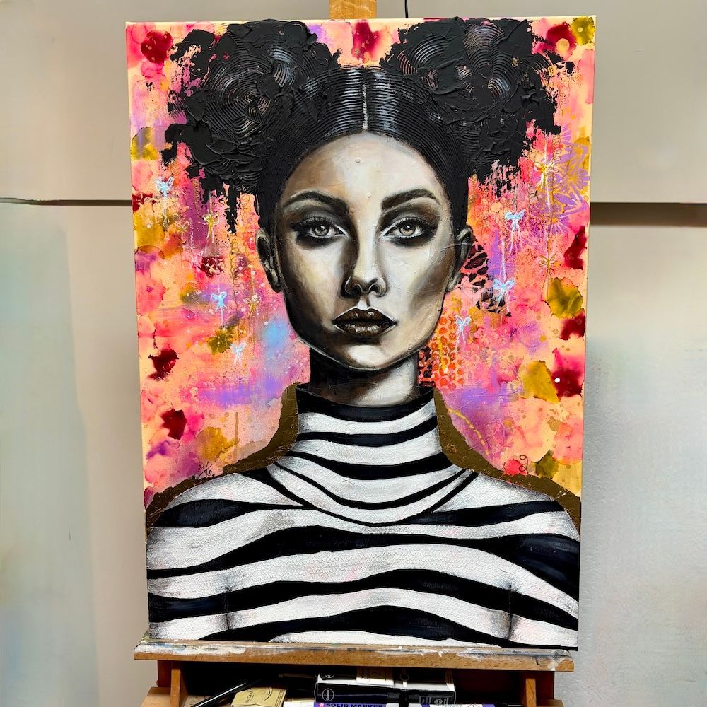 Gestileerd portret met een zwart-wit gestreept topje en een levendige roze-oranje abstracte achtergrond.