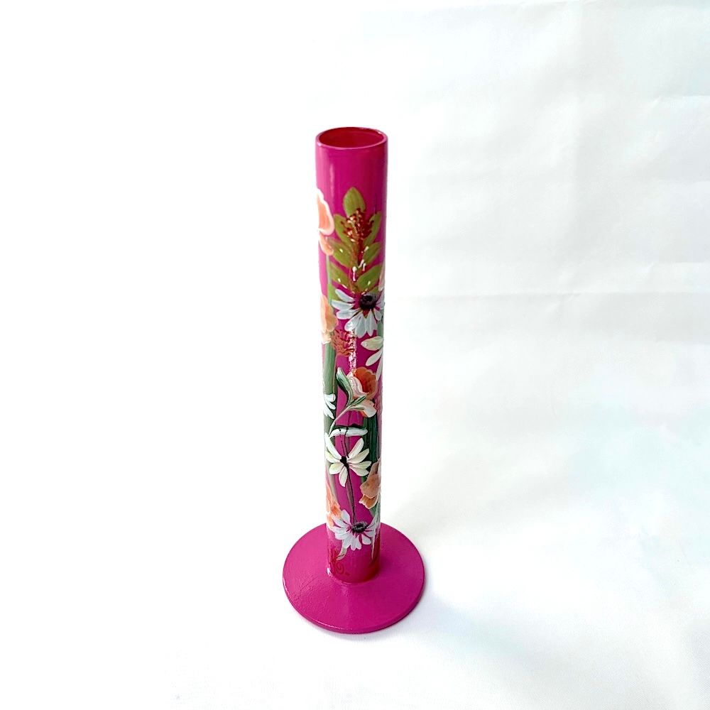 Een magenta, verticale keukenrolhouder versierd met witte en oranje bloemmotieven, geplaatst tegen een witte achtergrond.
