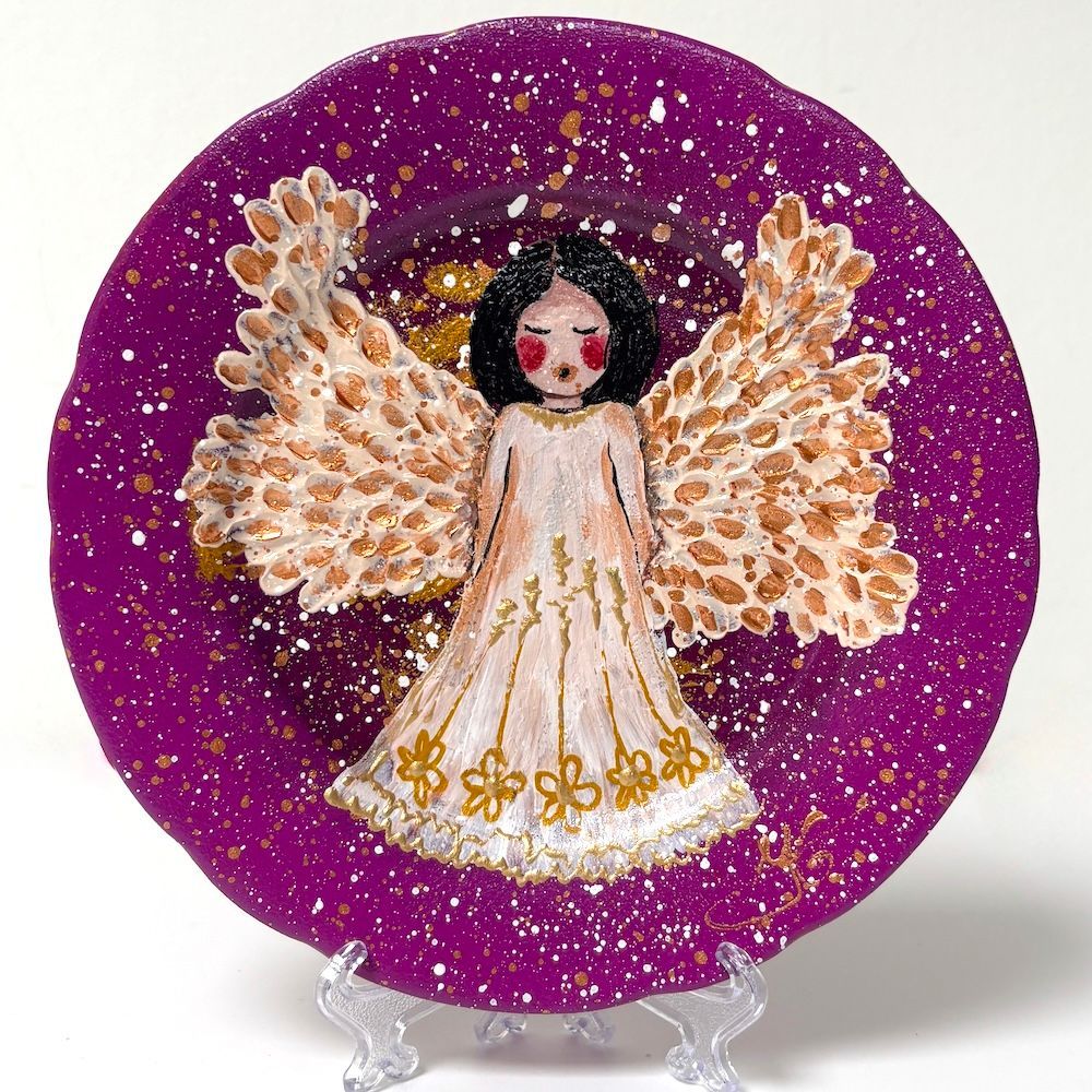 Sprankelend engeltje op een paarse schijf met gouden glittervleugels en een bloemenjurk.