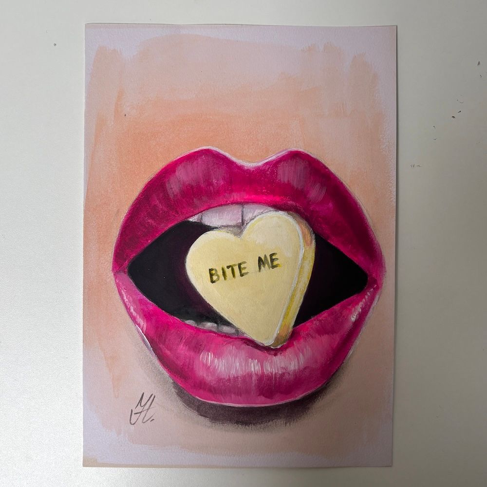 Roze lippen met een open mond die een snoephartje vasthouden met de tekst 