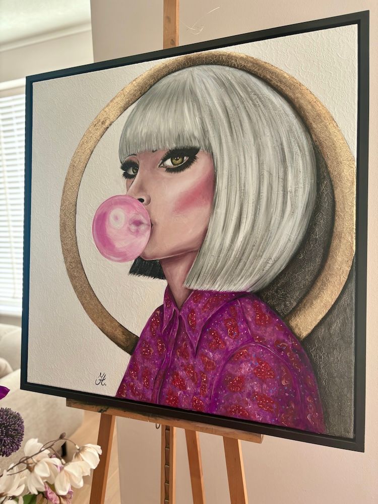 Portret van een vrouw met zilverkleurig bobkapsel die roze kauwgom blaast, omlijst door een gouden cirkel op canvas.