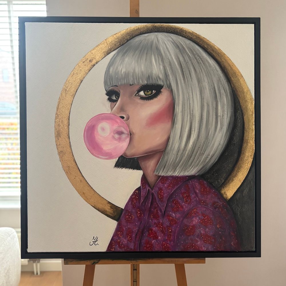 Portret van een vrouw met zilverkleurig bobkapsel die roze kauwgom blaast, omlijst door een gouden cirkel op canvas.