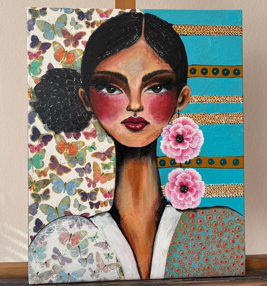 Gestileerd portret van een vrouw met bloemenpatronen, roze bloemen en een turquoise-gouden achtergrond.