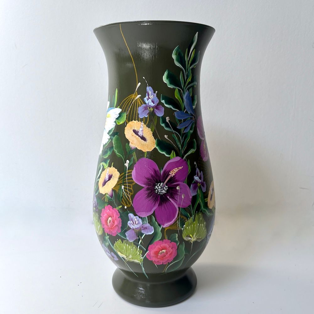 Zwarte vaas met kleurrijke, handgeschilderde kolibrie en bloemen op een witte achtergrond.