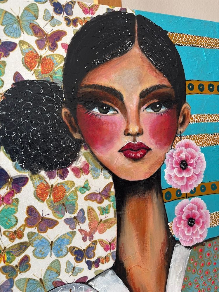 Gestileerd portret van een vrouw met bloemenpatronen, roze bloemen en een turquoise-gouden achtergrond.