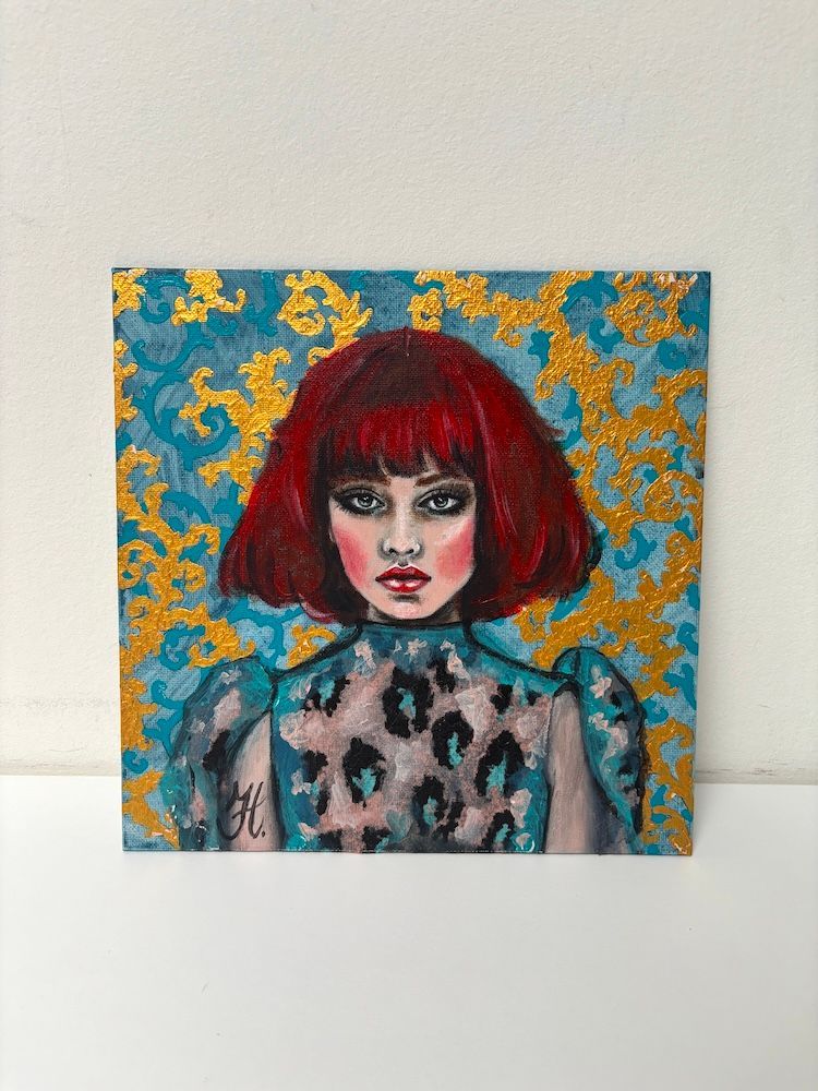Portret van een roodharige figuur met een bobkapsel tegen een turquoise en geel patroon op de achtergrond.