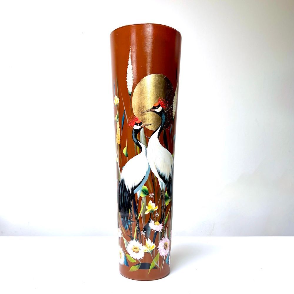 Hoge bruine decoratieve vaas met witte kraanvogels, een gouden maan en een bloemmotief.