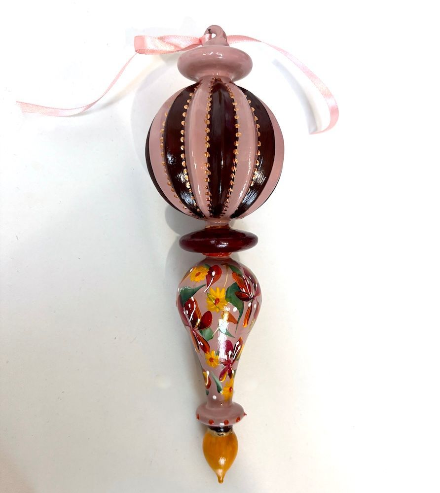 Kleurrijk hangend glazen ornament met roze, bordeauxrode, gouden en oranje kralen.