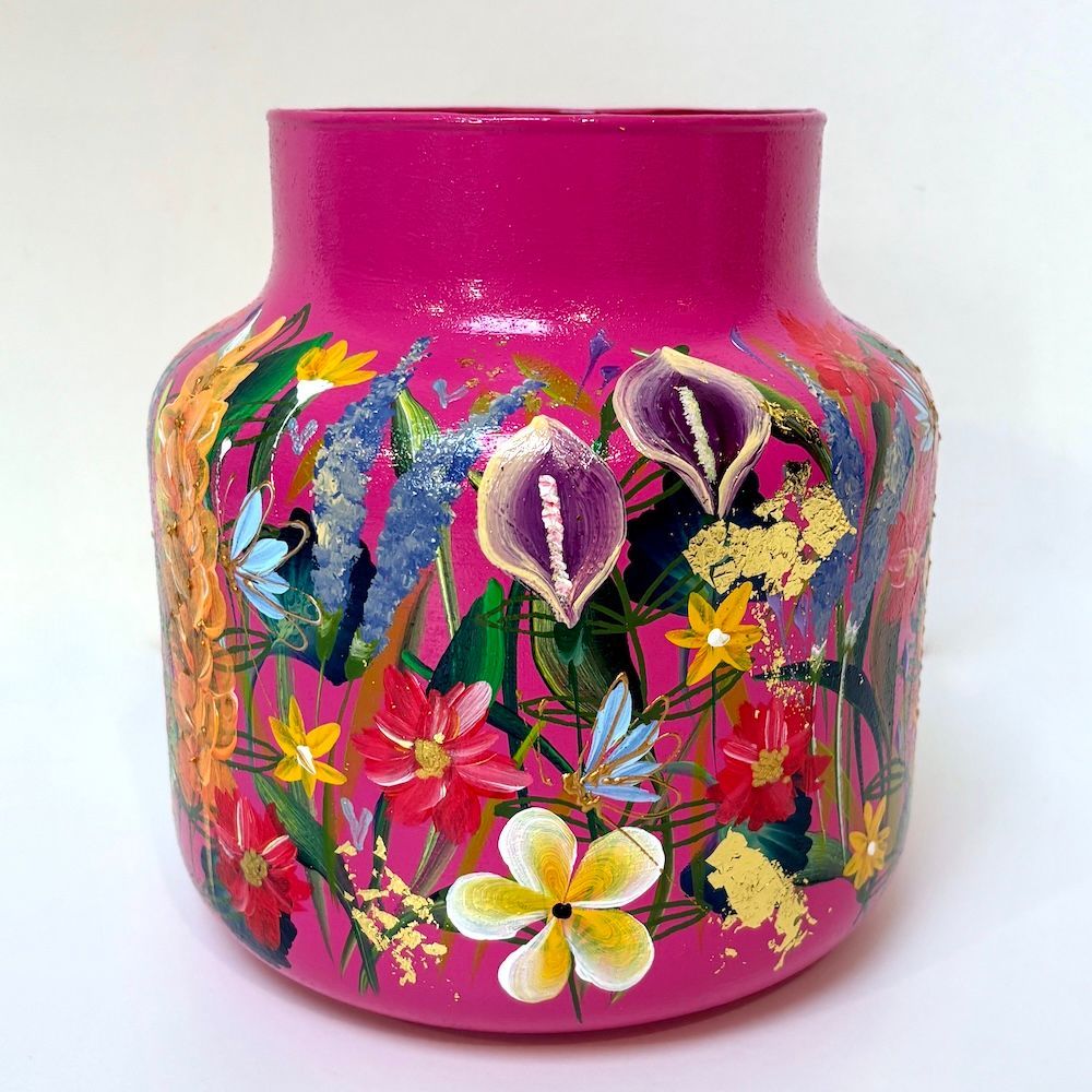 Roze beschilderde vaas versierd met kleurrijke bloemen en glitteraccenten.