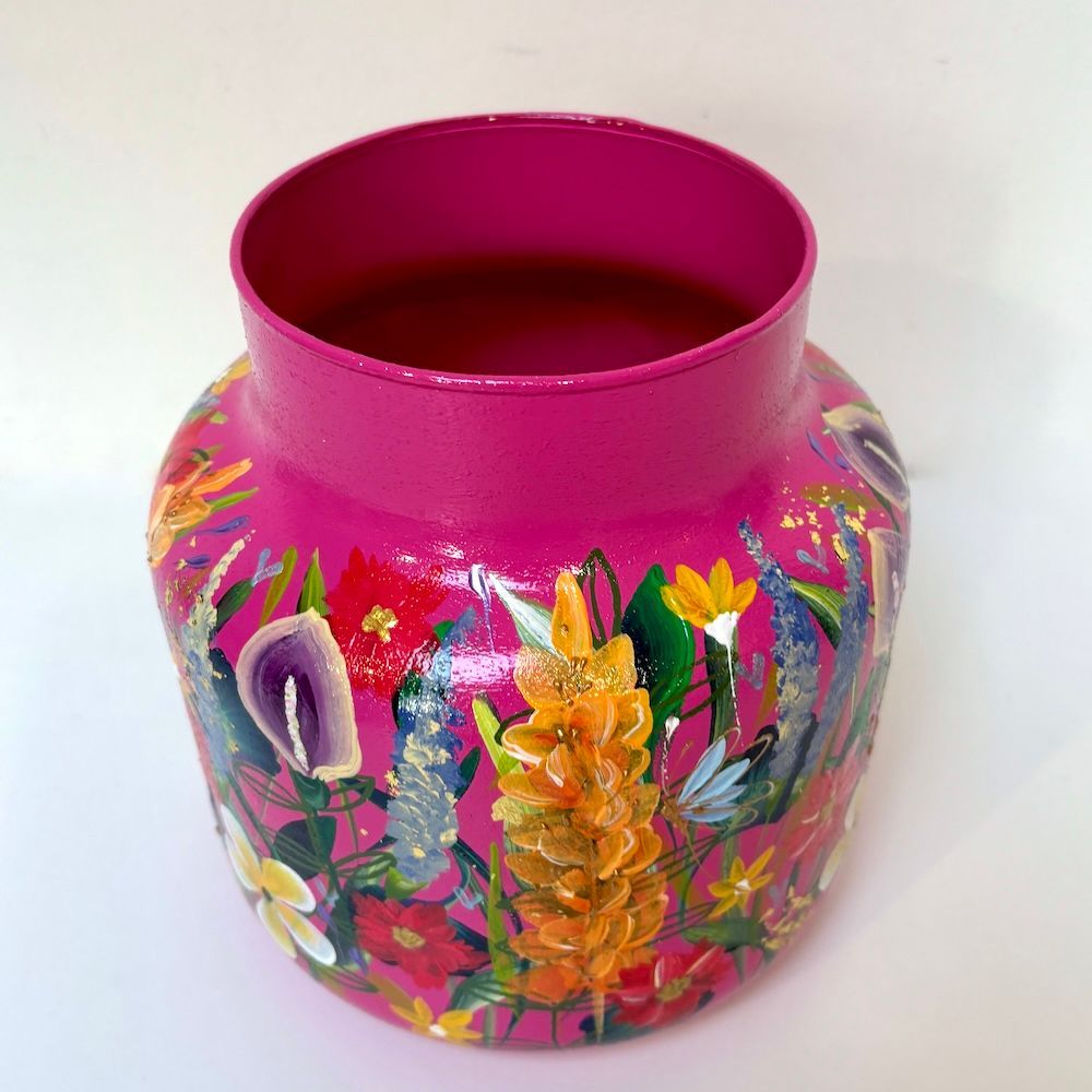 Roze beschilderde vaas versierd met kleurrijke bloemen en glitteraccenten.