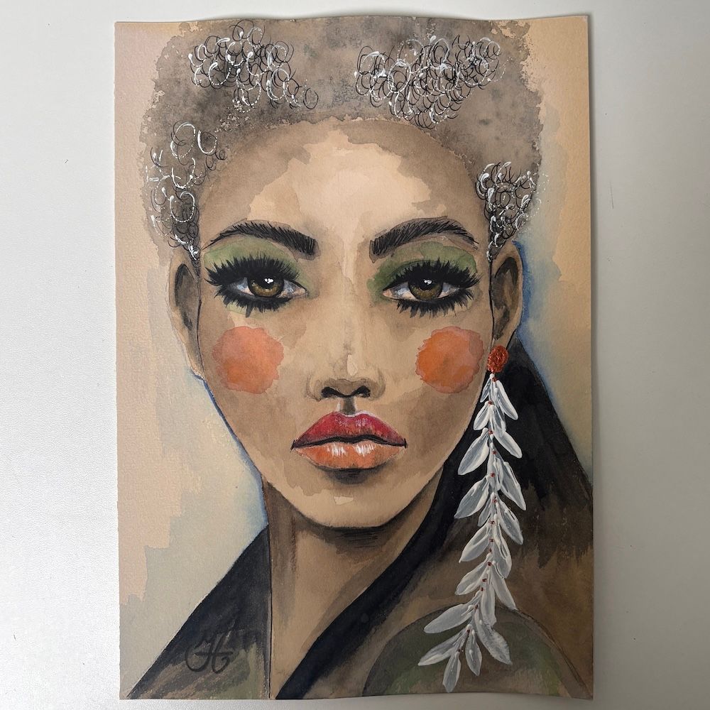 Gestileerd portretschilderij met zilverkleurig haar, groene oogmake-up, koraalkleurige wangen en bungelende bladoorbellen.