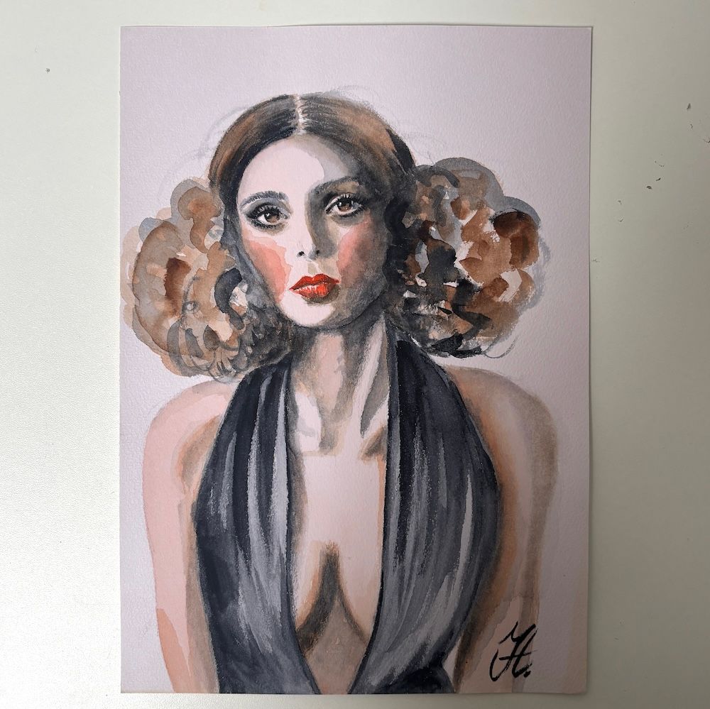 Gestileerd portret van een vrouw met krullend bruin haar, een bleke huid en een donkere halterjurk op een lichte achtergrond.