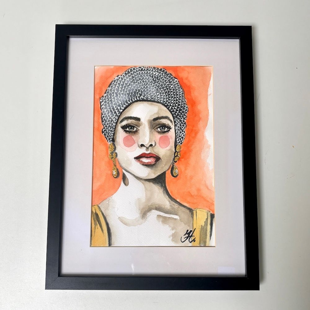 Ingelijst portretschilderij van een vrouw met een met juwelen versierde hoofdtooi op een oranje achtergrond.