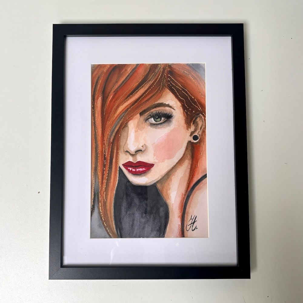 Ingelijste portretillustratie van een vrouw met rood haar, opvallende make-up en een donkere achtergrond op een witte muur.