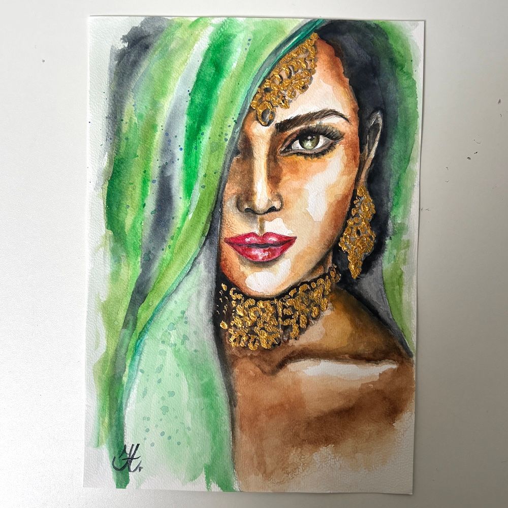 Gestileerd aquarelportret met groene sluier, gouden sieraden en een vrouwengezicht in warme tinten.