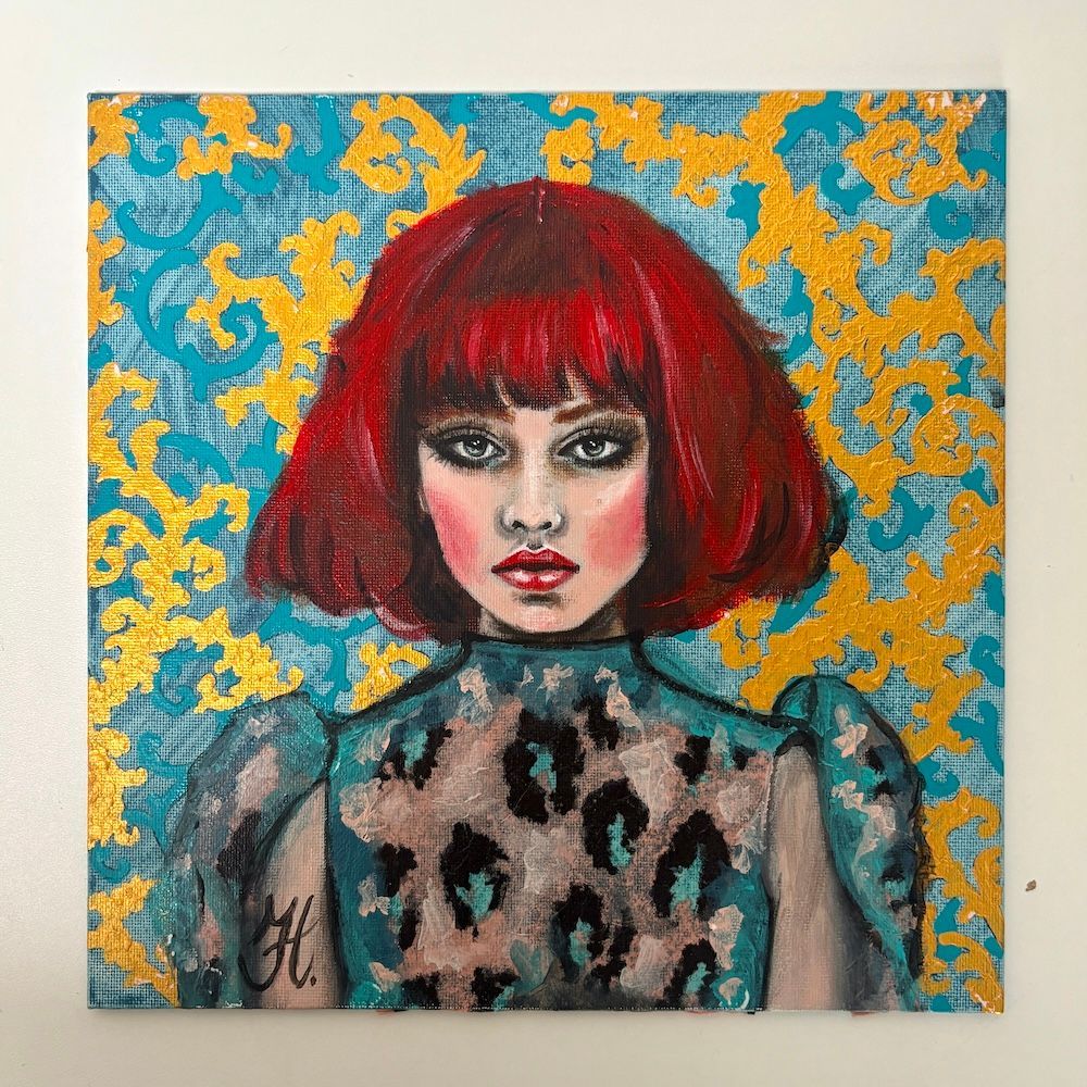 Portret van een roodharige figuur met een bobkapsel tegen een turquoise en geel patroon op de achtergrond.