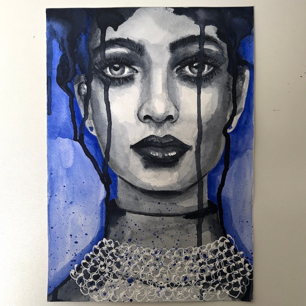 Gestileerd portret van een somber gezicht met blauwe accenten en donkere strepen, geschilderd op een gestructureerde achtergrond.
