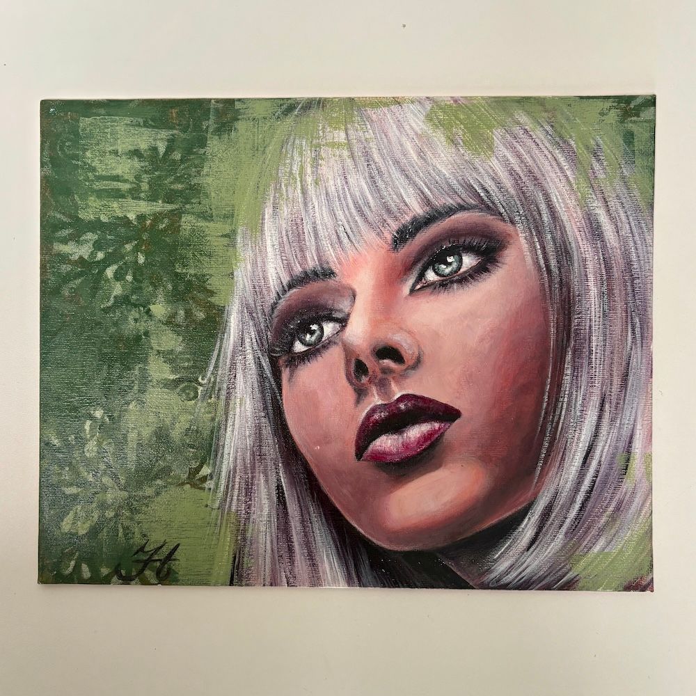 Gestileerd portret van een vrouw met zilverkleurig haar en donkere make-up tegen een groene, gestructureerde achtergrond.
