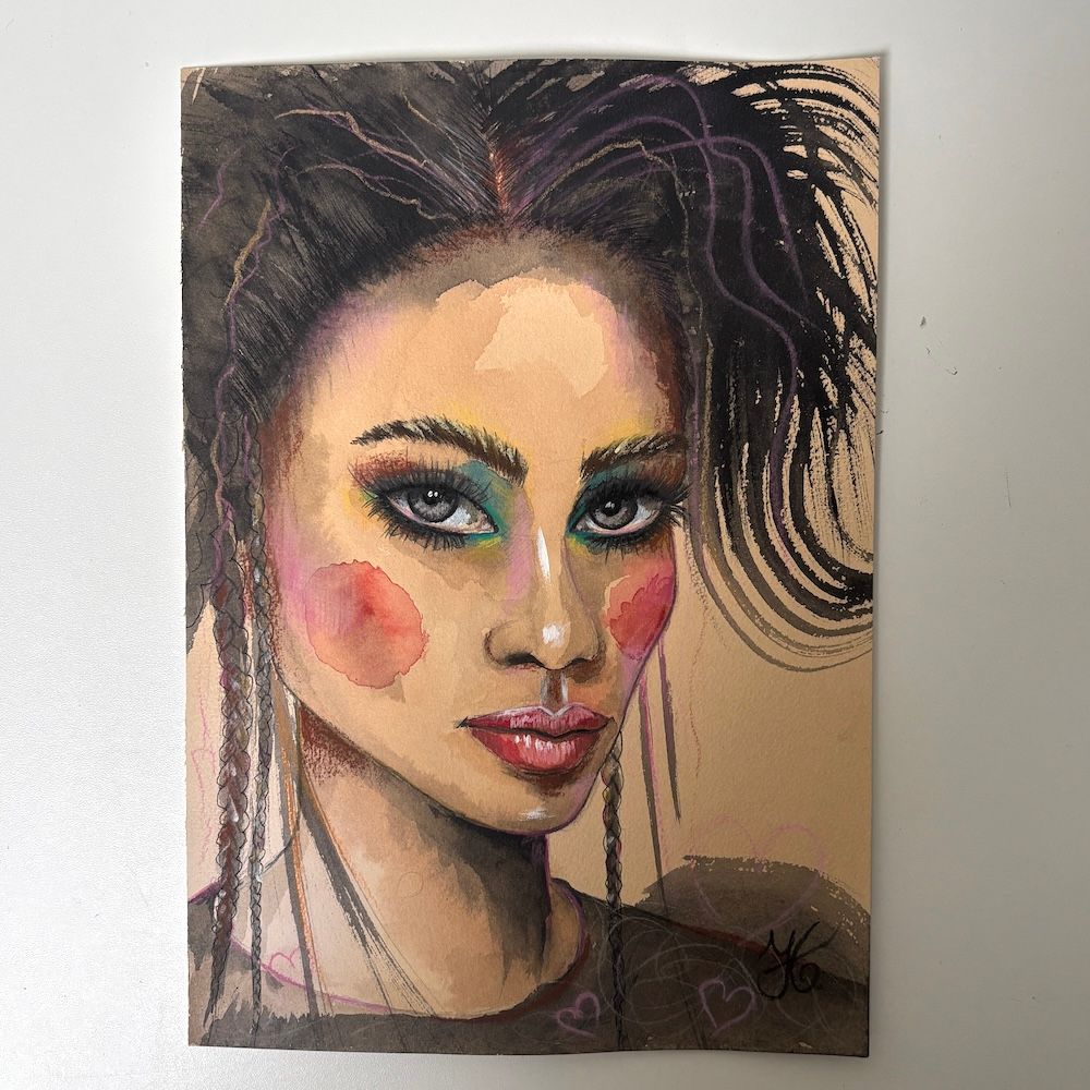 Gestileerd portret van een vrouw met donker haar, roze wangen en opvallende oogmake-up op een beige achtergrond.