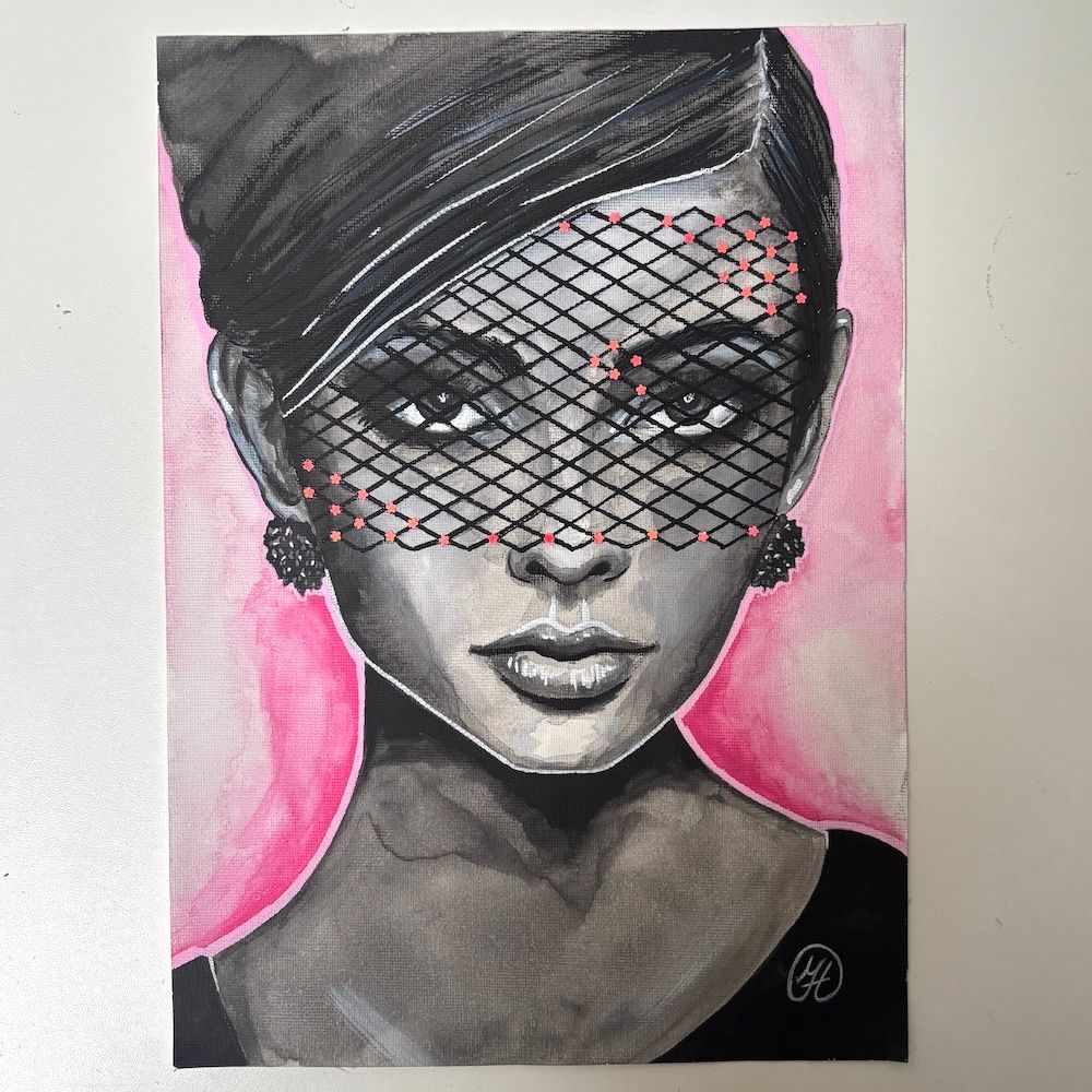 Gestileerd portret van een vrouw met een zwarte sluier, gezicht in grijstinten, tegen een roze achtergrond.