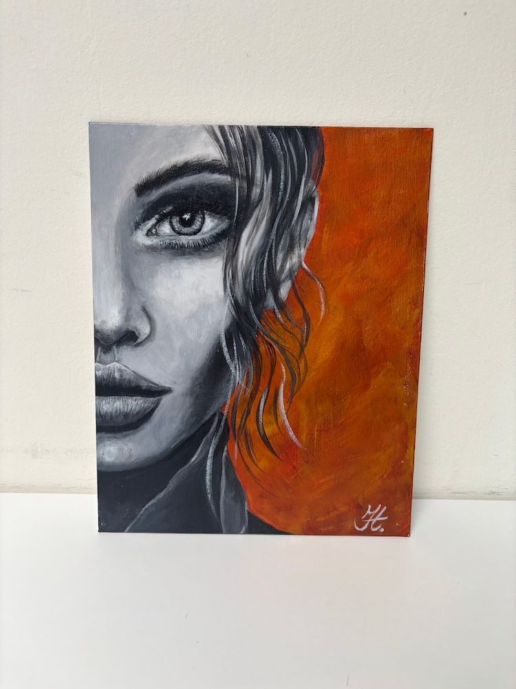 Monochroom portret van een gezicht met één oog, tegen een levendige oranje, gestructureerde achtergrond.